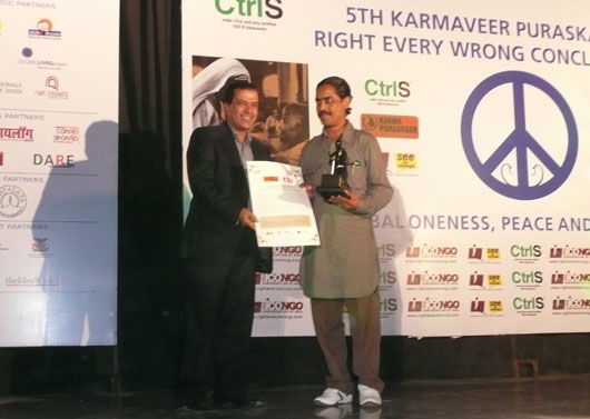 Pradeep nath accepting the 5th annual Karmaveer award